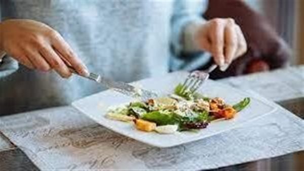 تظهر أثناء تناول الطعام.. 3 أعراض تشير إلى إصابتك بسرطان خطير