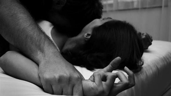 قفشتني مع بنتها في الشقة ودخلوا ضربوني.. طالب يحرر بلاغ ضد سيدة وزوجها بالدقهلية