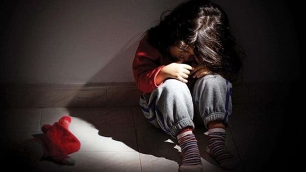  وصلة تعذيب وكي بالنار.. أب يعذب طفلته حتى الموت بالمطرية