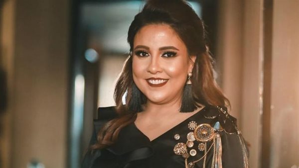 تشبه العروسة.. مي كساب تثير الجدل بهذه الإطلالة| شاهد