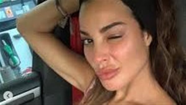 بالشورت..نادين نجيم تثير الجدل بهذه الإطلالة | شاهد