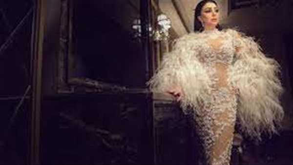 روب وجمبسوت شفاف… 3 إطلالات اثارت ضجة لـ غادة عبد الرازق في باريس | شاهد