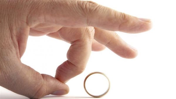 البيت مليان عناكب وصراصير ونمل.. وليد يطلب تطليق زوجته في محكمة الأسرة 