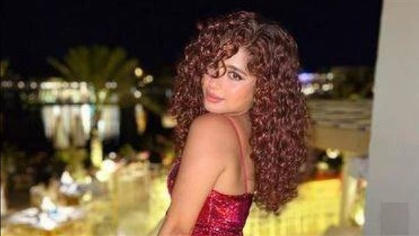 شعر مبلل.. مايان السيد بملامح مختلفة تثير الجدل من جديد | شاهد