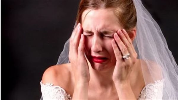 ضربني يوم الصباحية بسبب أخته الحرباية.. عروسة تطلب الخلع بعد اسبوع زفاف 