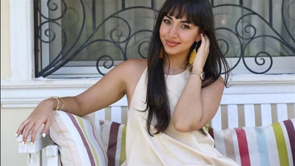 جاكيت قصير وبوت طويل.. نور الزاهد تثير ضجة بملابسها | شاهد