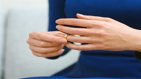 قفشته مع واحدة قالي جايه تنضف الشقة.. إسراء تطلب الخلع من زوجها في محكمة الأسرة