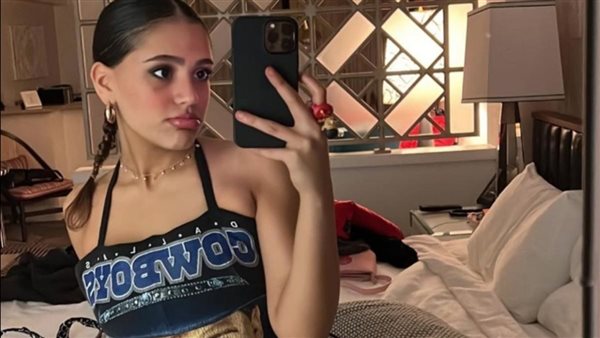 بنطلون بوسط ساقط.. جنا عمرو دياب تثير الجدل بإطلالة كاجوال غريبة | شاهد