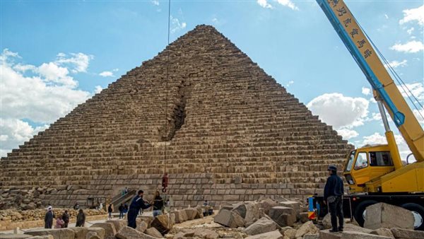 من «التبليط» لقرار الدراسة.. القصة الكاملة لترميم هرم منكاورع بـ«مشروع القرن» | شاهد