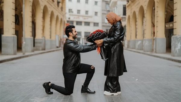 ملابس جلد وسيشن في الشارع.. البلوجر أحلام عادل تثير الجدل بخطوبتها | شاهد