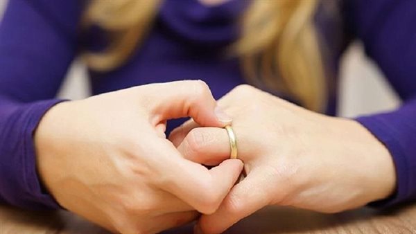 بيحب واحدة غيري وبيغنلها في الحمام.. شيرين تطلب خلع زوجها في محكمة الأسرة