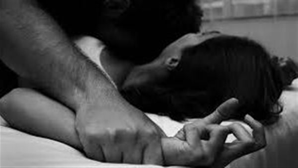 شوفت عشيقها خارج من الشقة.. تعدي وحشي من رجل على زوجة شقيقه