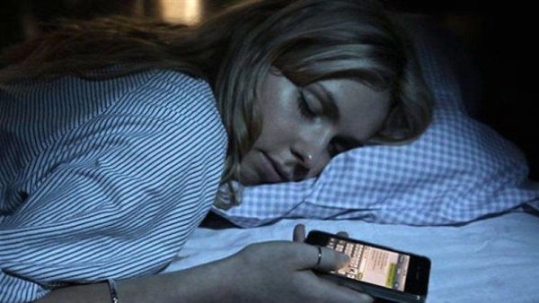 هل يسبب السرطان؟.. هذا ما يحدث لجسمك عند النوم جوار الموبايل