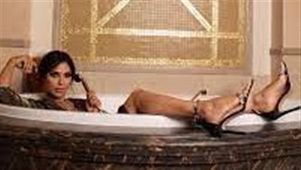 ملابس ملفتة.. إطلالة مثيرة جديدة للفنانة نورهان منصور | شاهد