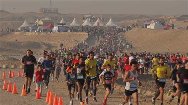 بمشاركة أكثر من 1500 متسابق من 50 جنسية مختلفة..وزير الشباب والرياضة يعطي إشارة البدء للنسخة الثالثة من سباق هرم سقارة