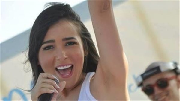 قصير جدا.. هوت شورت ساندي يشعل السوشيال ميديا | شاهد