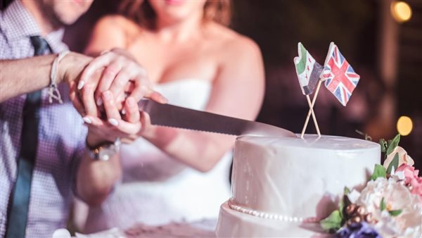 ما القصة؟.. سيدة تفسد حفل زفاف شقيقها بهذه الطريقة ورد فعل صادم من العروس | شاهد 