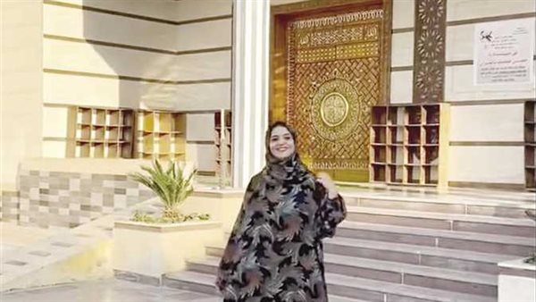 ما القصة؟.. فوتوسيشن عبايات حريمي على سلالم مسجد في بني سويف يثير الغضب | شاهد