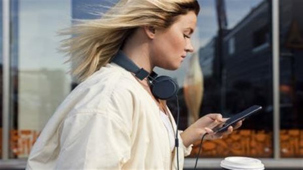 لن تتوقع..هذا ما يحدث لجسمك عند استخدام الهاتف لمدة ساعتين يوميا