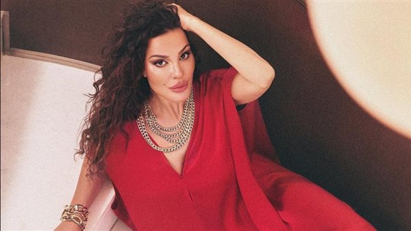 فستان قصير.. نادين نجيم تثير ضجة بهذه الإطلالة | شاهد