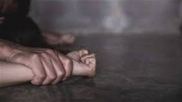 ما القصة؟.. سيدتان في حفلة تعذيب وهتك عرض لأيام داخل شقة في الإسكندرية