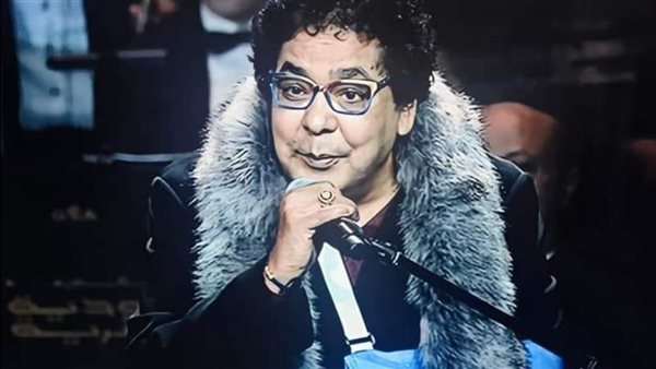 كسر ذراعه ليس أولها.. حكايات الألم والحزن التي تحداها محمد منير بالغناء