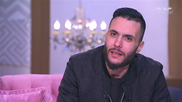 قبعة وتاتو.. صور أثارت الجدل لـ أمير عيد على السوشيال ميديا | شاهد