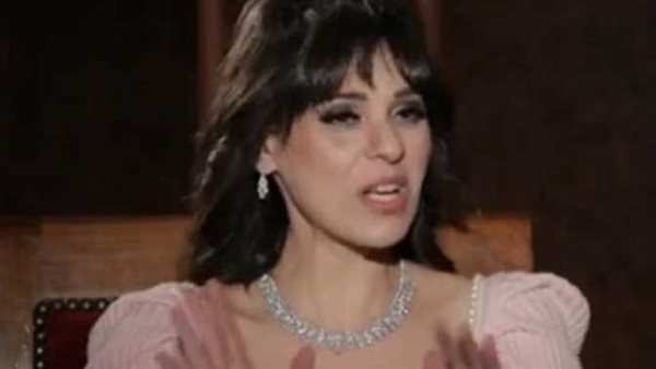 بعد ظهورها أمام الكعبة..نورهان تكشف حقيقة اعتزالها وارتداءها الحجاب | فيديو