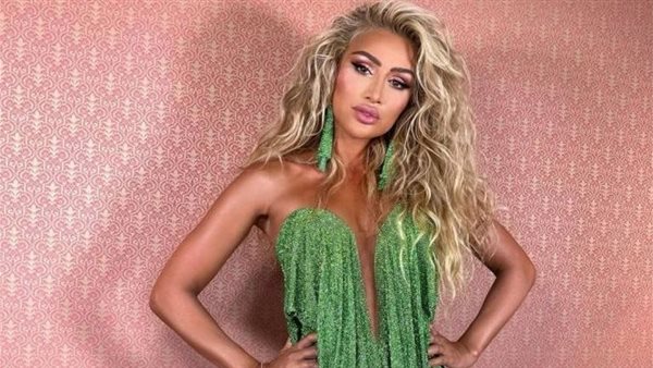 شراب غريب.. مايا دياب تثير الجدل بملابسها | شاهد