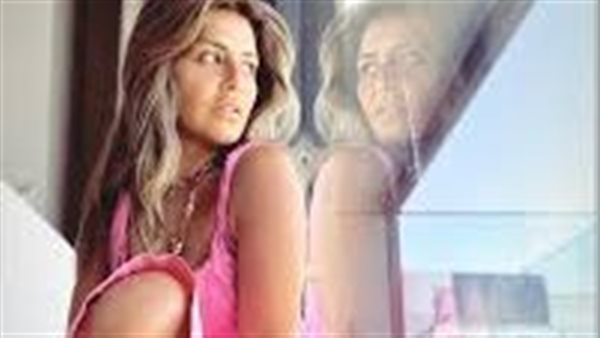  توب مكشوف البطن.. منة فضالي تصدم متابعيها بأحدث جلسة تصوير | شاهد