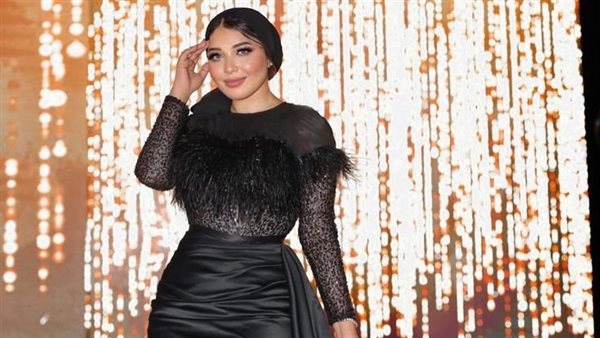 بحجاب وفستان مكشوف.. البلوجر حنان الحكيم تثير الجدل في حفل زفافها | شاهد