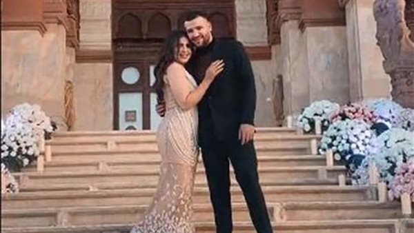 البطانة السبب.. خطيبة مسلم تثير الجدل بفستان الحفلة | شاهد