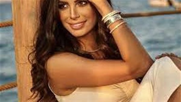 سعرها خرافي.. ساعة أمال ماهر تثير ضجة على السوشيال ميديا | شاهد