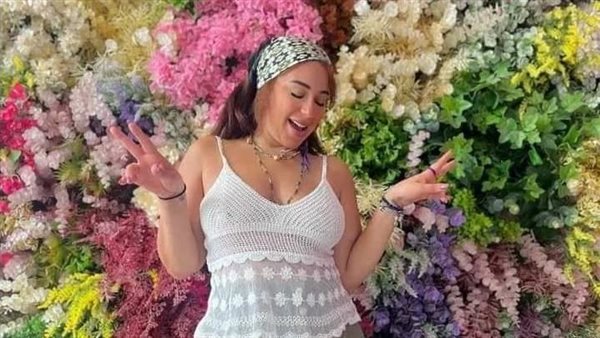 توب وبطن مكشوف.. إطلالة مثيرة جديدة لـ أسما شريف منير | شاهد