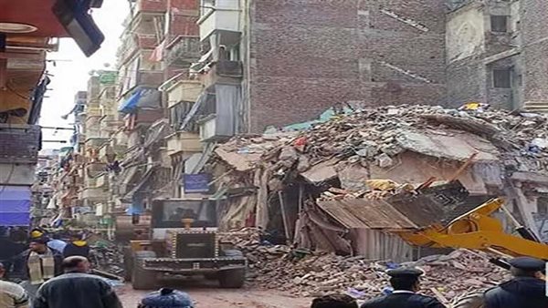 تسوى بالأرض.. فيديو يرصد لحظة انهيار عقار الورديان في الإسكندرية | شاهد