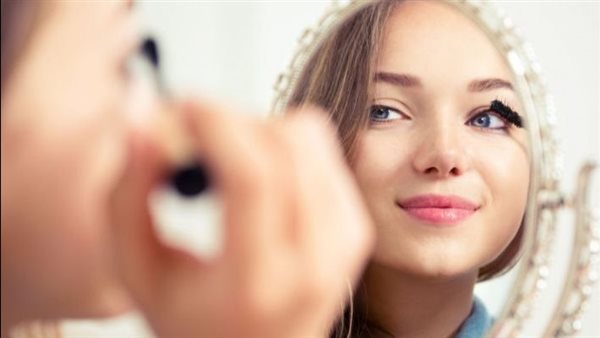 الإفتاء تُجيب..ما حكم استخدام الكريمات ومساحيق التجميل أثناء الصوم؟ | فيديو