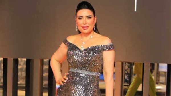 بوت غريب.. عبير صبري تثير الجدل بملابسها | شاهد