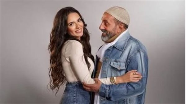 بأحضان والدها.. ابنة أحمد صيام تشعل السوشيال ميديا بهذه الإطلالة | شاهد