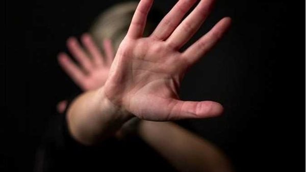 تفاصيل مثيرة في اتهام فتاة موظفًا بشركة اتصالات شهيرة بابتزازها بصورها الخاصة