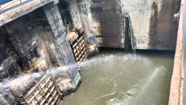 تحطيم نوافذ وأعمدة دخان.. اللقطات الأولى لانفجار محطات الصرف الصحي بالقليوبية | شاهد