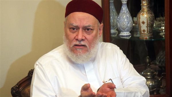 لما بتغسل وشها بتطلع اخويا حنفي.. تعليق ناري من على جمعة عن تجميل الرموش والحواجب | فيديو