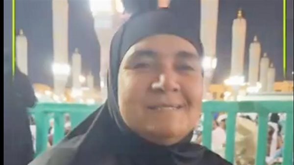 مقطع مؤثر.. معتمرة مصرية تحكي رؤيا وراء حضورها للمسجد النبوي وزوجها يبكي | فيديو