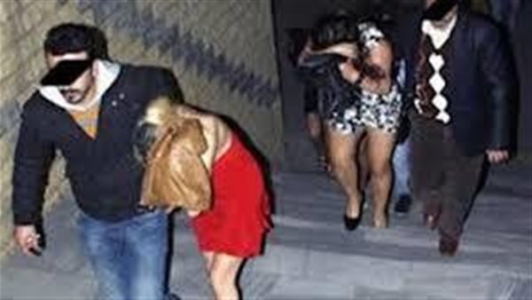 مقاطع مخلة على تيك توك.. تفاصيل سقوط عصابة استقطاب السيدات في قبضة مباحث الآداب 