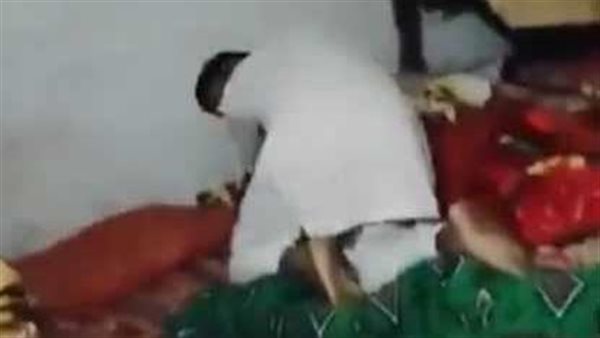 جريمة شرف بطلها أب وابن.. يقتل شقيقته وأخوه يصور الواقعة والسبب صادم