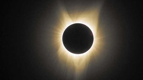 هل يُرى في مصر؟.. تفاصيل كسوف الشمس المنتظر الإثنين المقبل