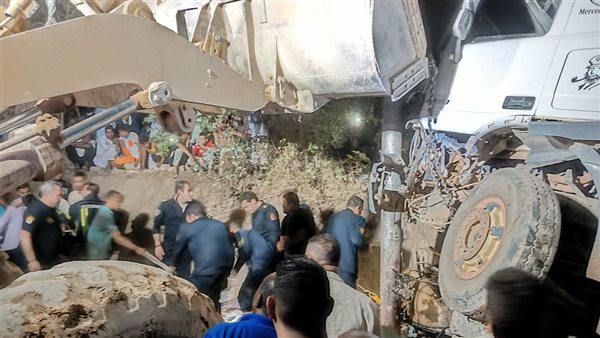 مشهد أكشن مش في السينما.. القصة الكاملة لاقتحام تريلا لمقهى بأسوان ومصرع 3