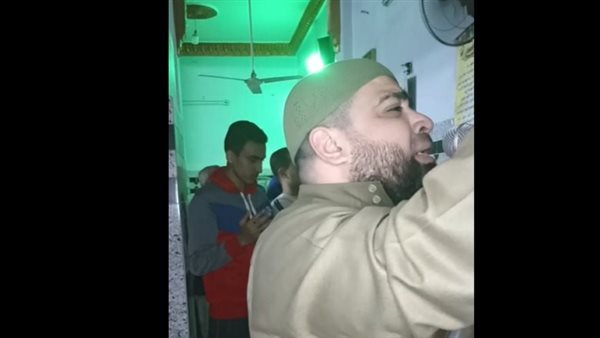 اهدى يا شيخ ماتتعفرتش.. حكاية فيديو بين مصلي وإمام مسجد في شبرا يثير ضجة | شاهد