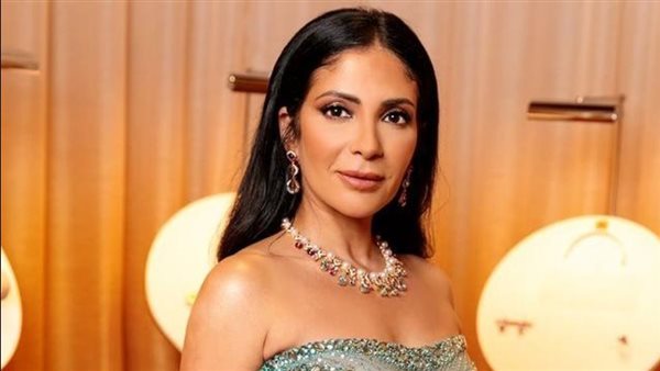 باروكة وفستان اوف شولدر.. منى زكي تشعل السوشيال ميديا بإطلالات مثيرة للجدل | شاهد