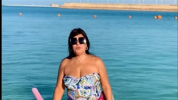 فستان جريء.. فيفي عبده تثير الجدل بهذه الإطلالة | شاهد