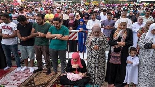 الأزهر للفتوى يجيب.. ما حكم وجود الرجال بجوار النساء في صلاة العيد؟